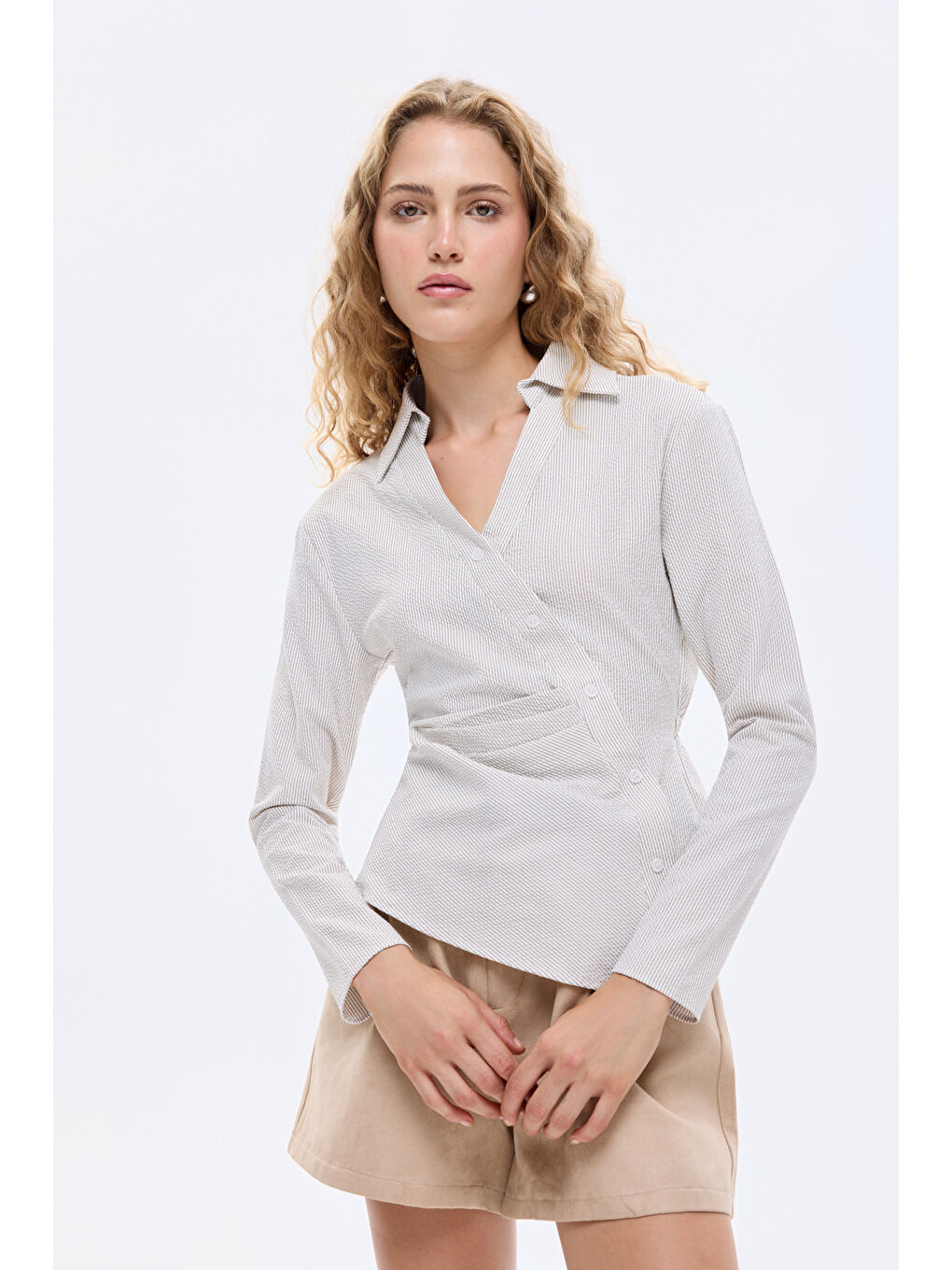 Asimetrik Düğmeli Drapeli Gömlek Ekru