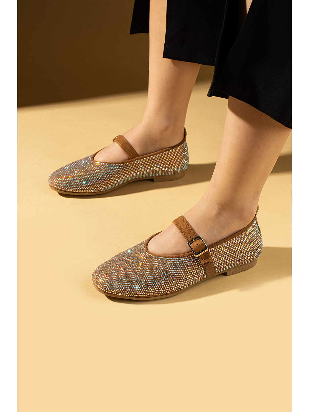 Kahverengi Parlak Taşlı Tokalı Rahat Taban Kadın Babet 57-51-25Taşlı