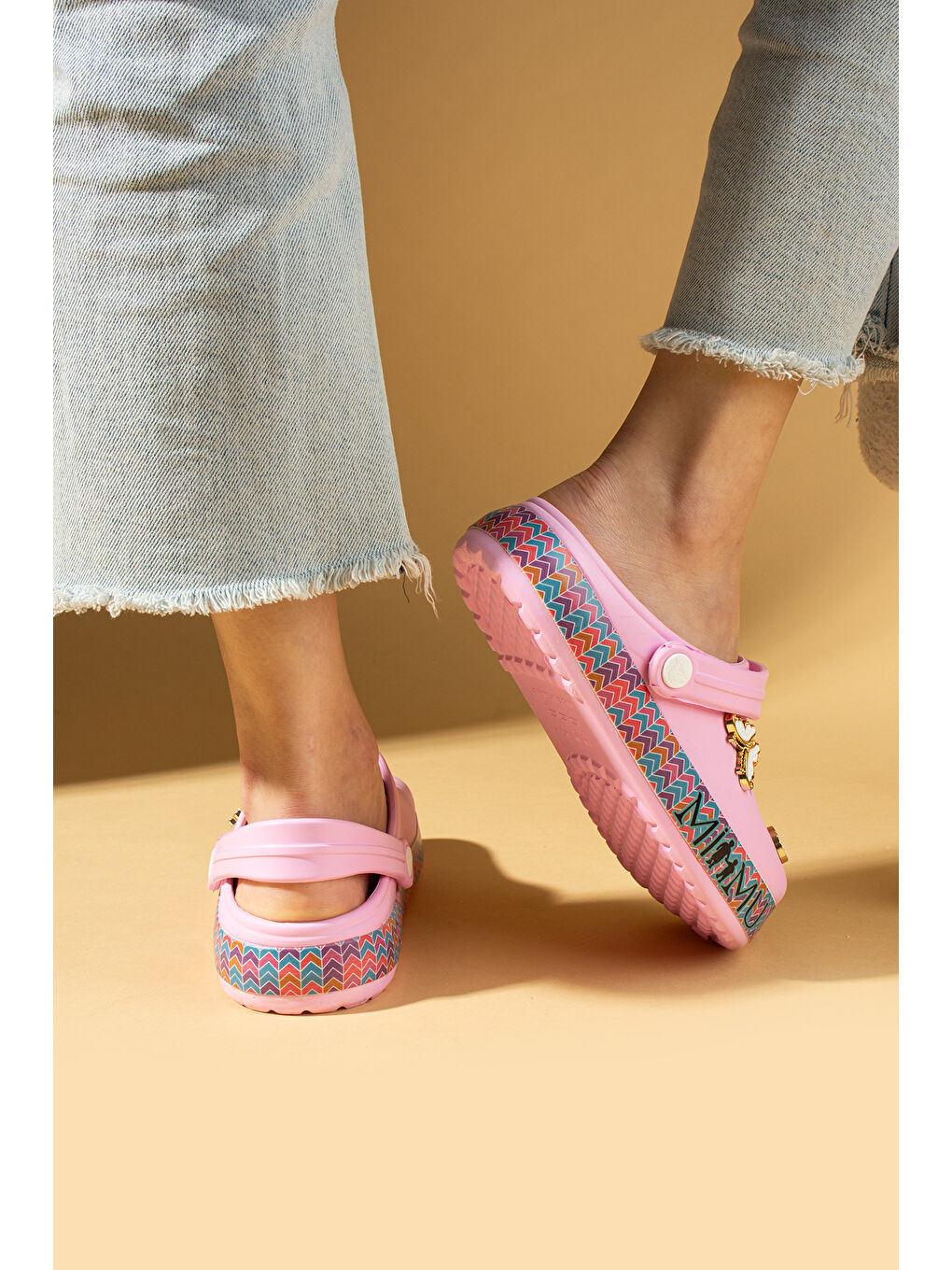 Pembe Şerit Desenli Rahat Eva Taban Tokalı Kadın Sandalet 011-18-25-2