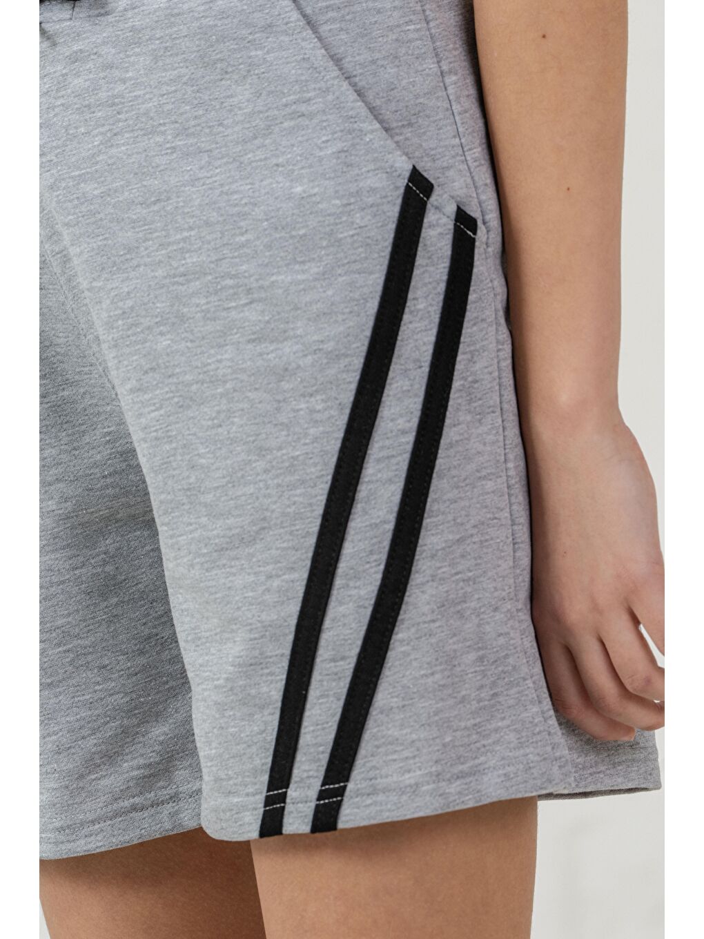 Gri Yanlar Çift Şerit Biyeli Kız Çocuk Şort-4
