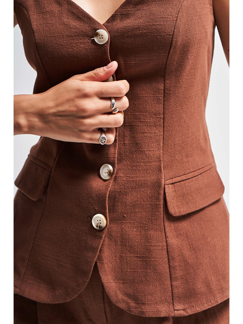 Kadın Kahverengi s5-16 Maxi Boy Askılı Önü Düğmeli Keten Kumaş Yelek-1