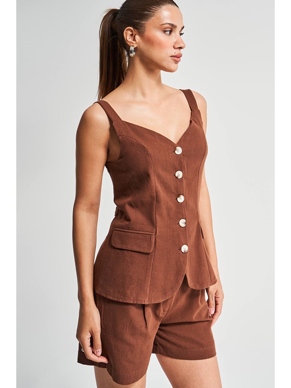 Kadın Kahverengi s5-16 Maxi Boy Askılı Önü Düğmeli Keten Kumaş Yelek-4