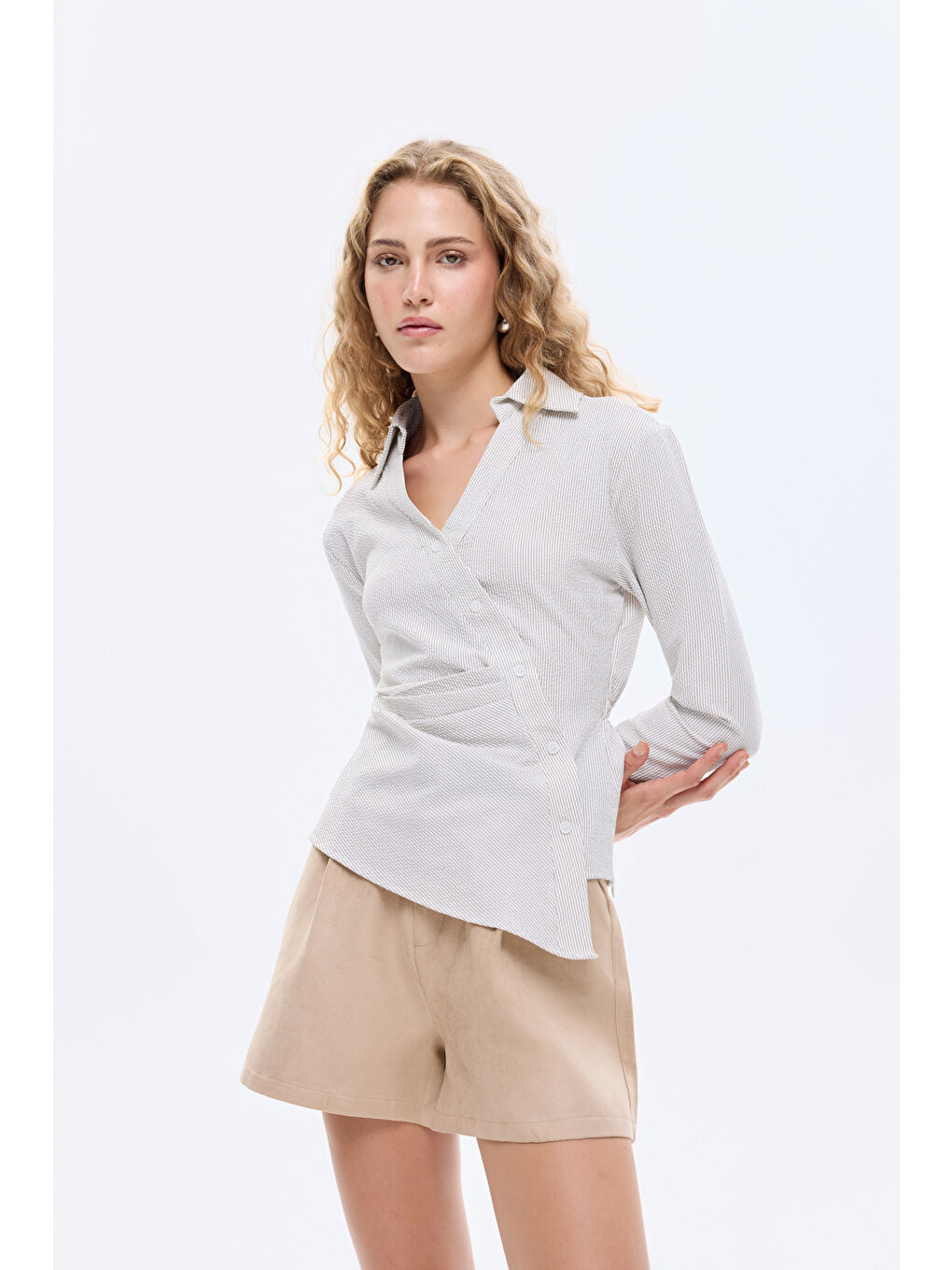 Asimetrik Düğmeli Drapeli Gömlek Ekru-3