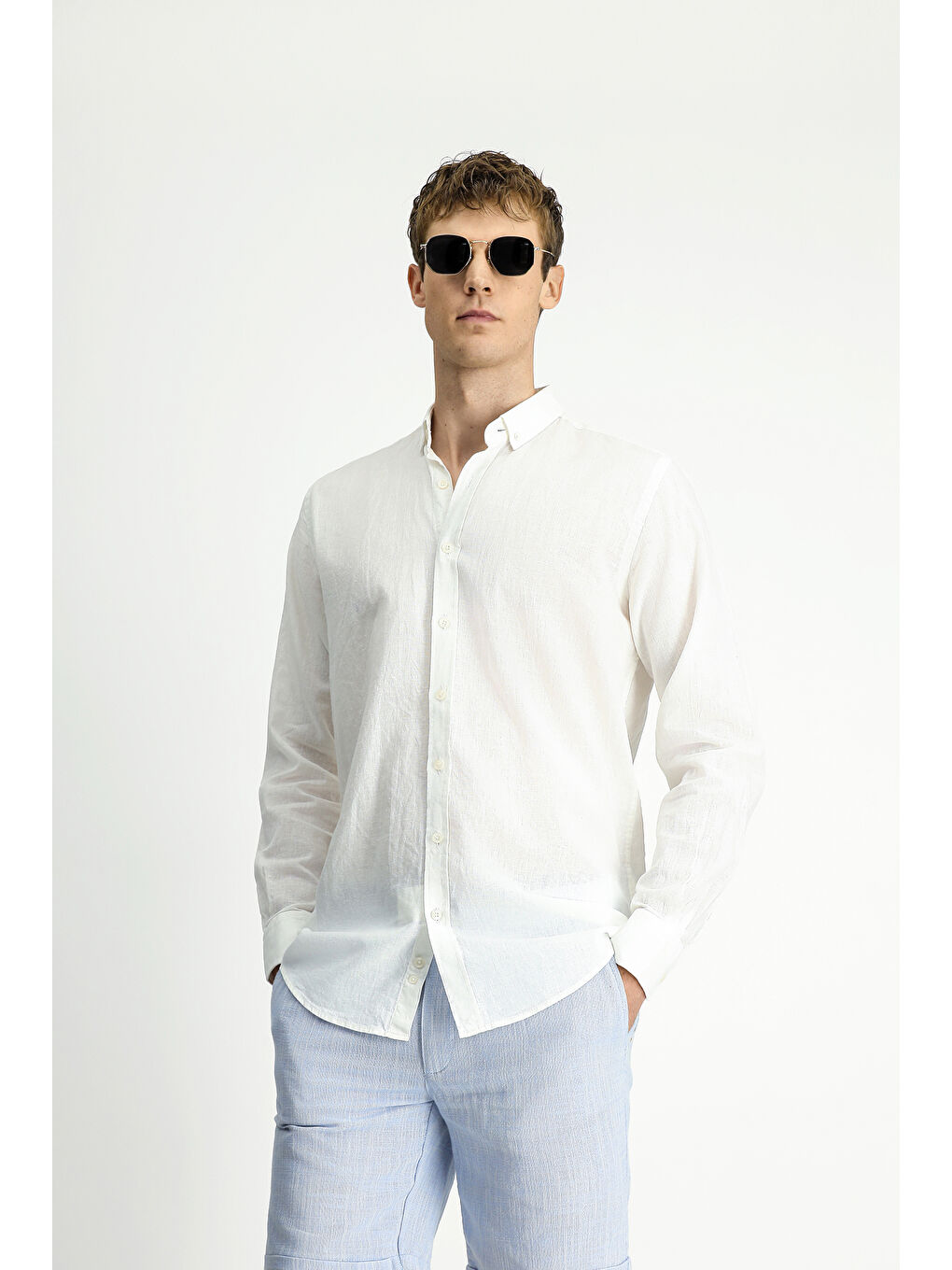 Beyaz Uzun Kol Regular Fit Düğmeli Yaka Pamuklu Keten Gömlek