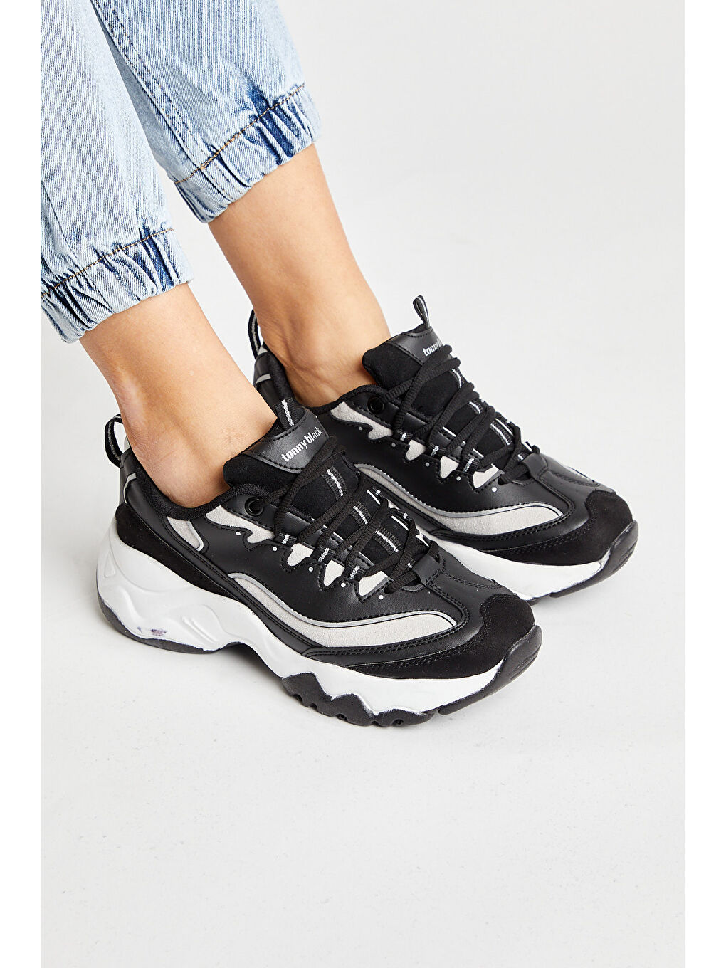 Kadın Siyah Cilt Rahat Kalıp Yüksek Taban Bağcıklı Spor Ayakkabı