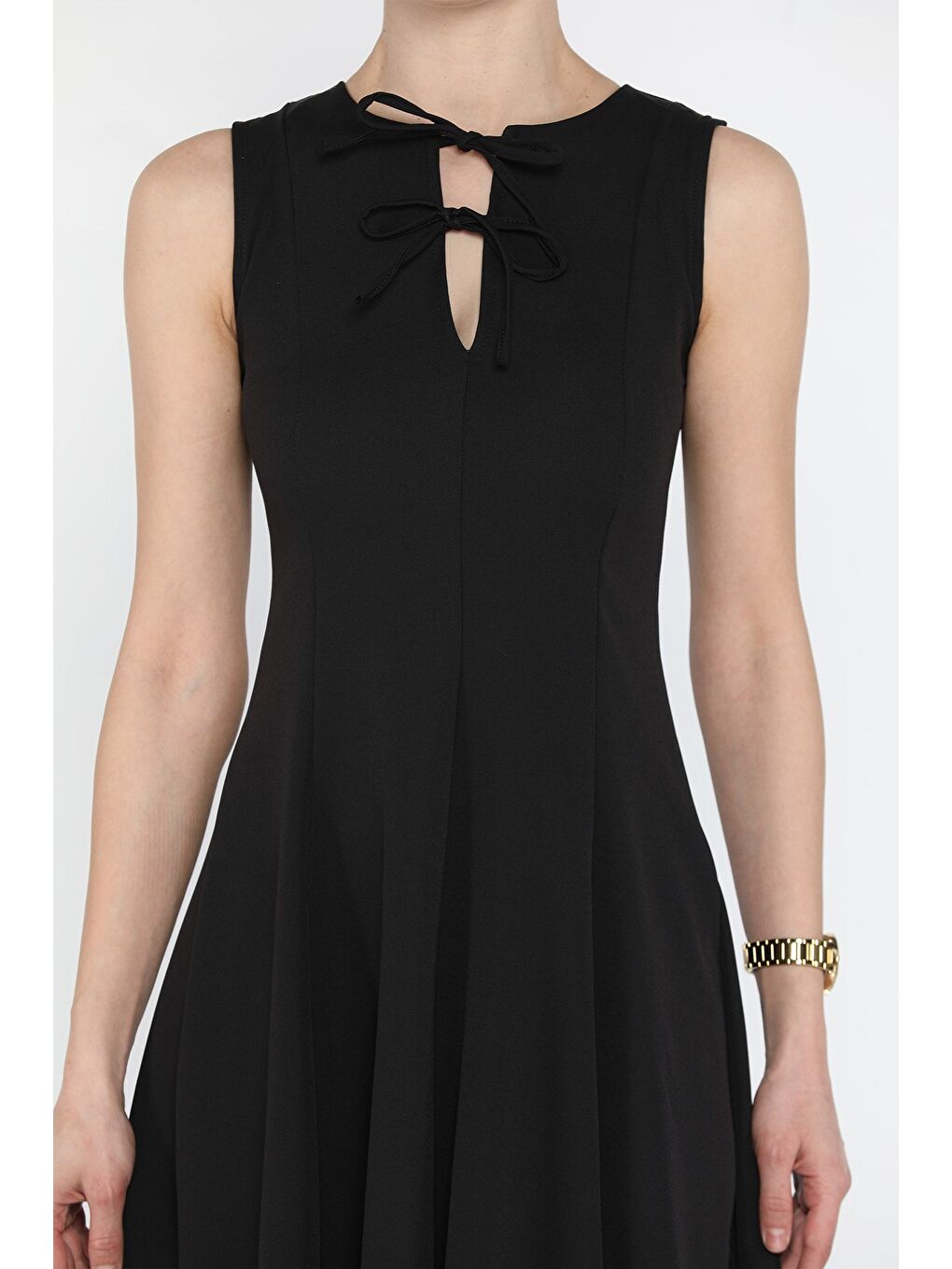 Siyah Ön Bağlamalı Sıfır Kol Elbise-3