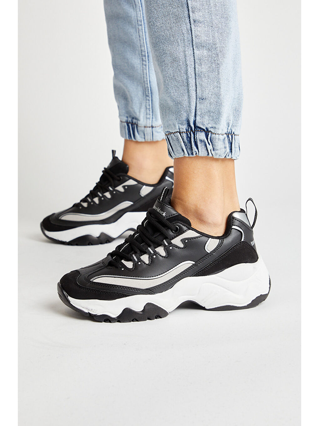 Kadın Siyah Cilt Rahat Kalıp Yüksek Taban Bağcıklı Spor Ayakkabı-2