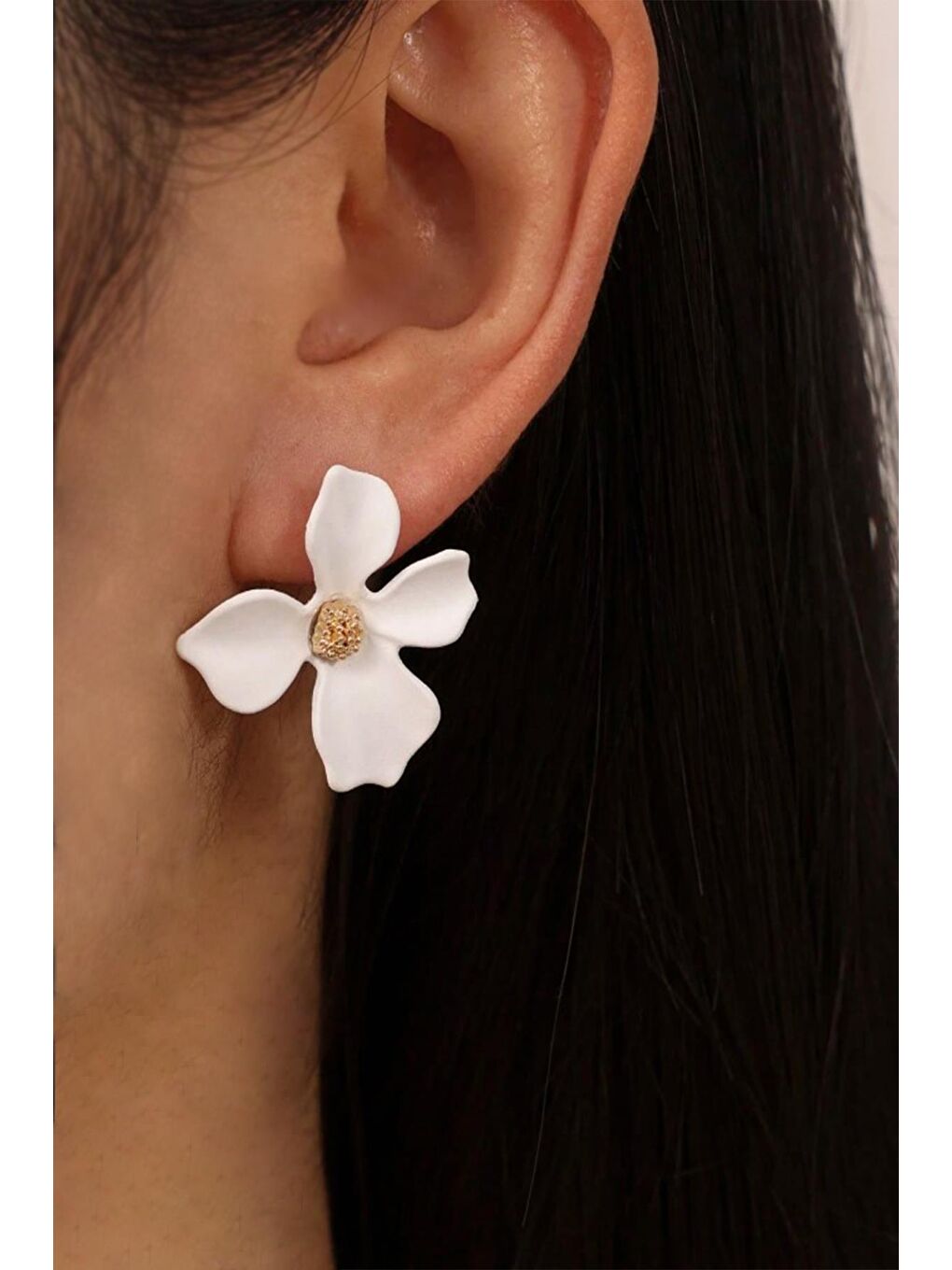 Beyaz Zarif Çiçekli Çivi Küpe