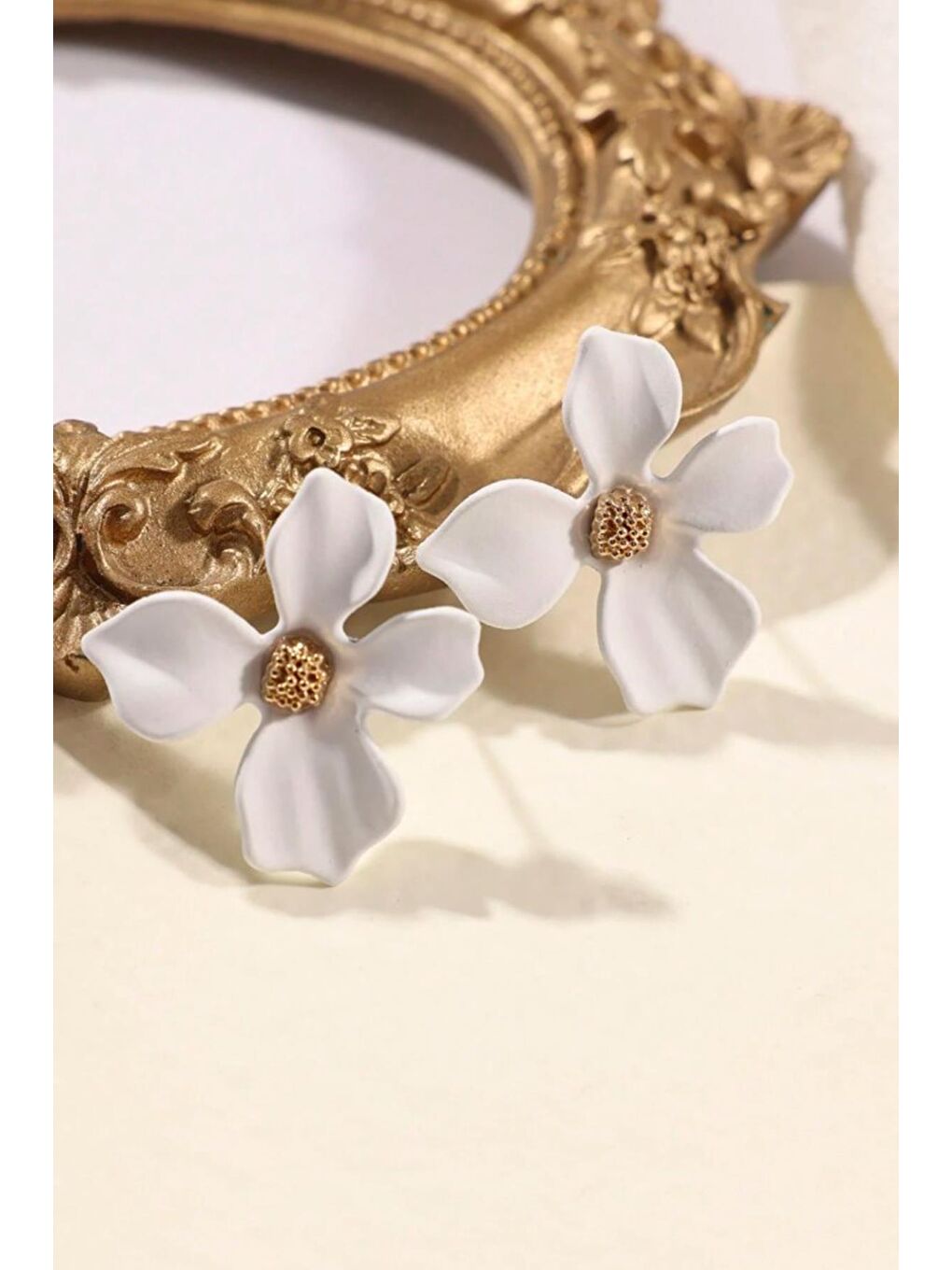 Beyaz Zarif Çiçekli Çivi Küpe-1