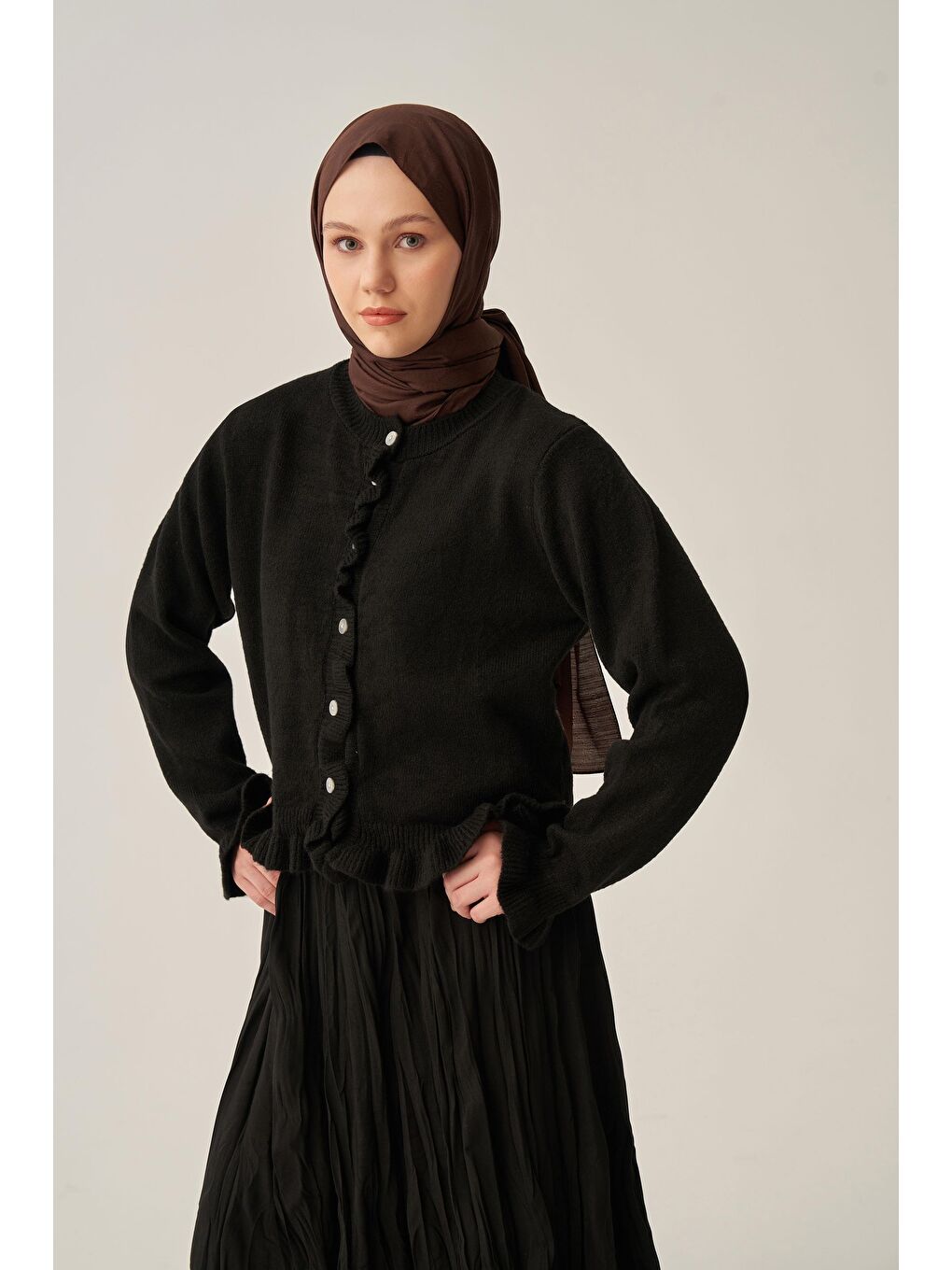 Siyah-Etegi Fırfırlı Kısa Hırka