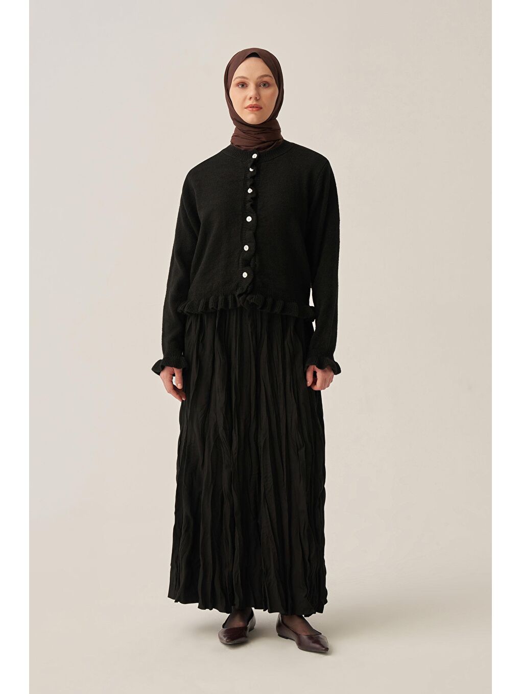 Siyah-Etegi Fırfırlı Kısa Hırka-1