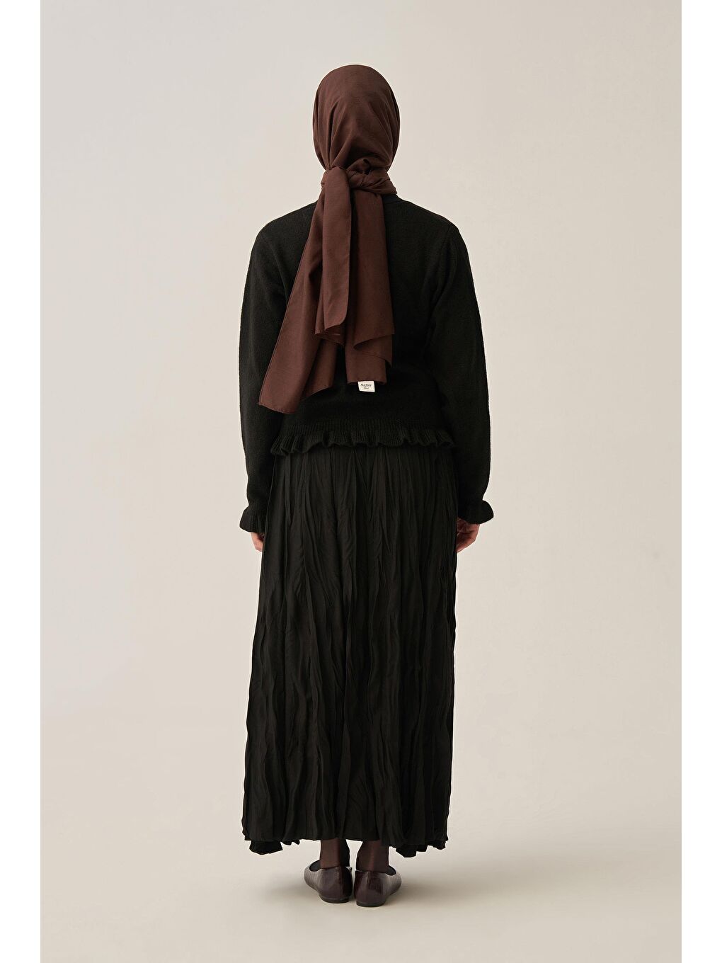 Siyah-Etegi Fırfırlı Kısa Hırka-3