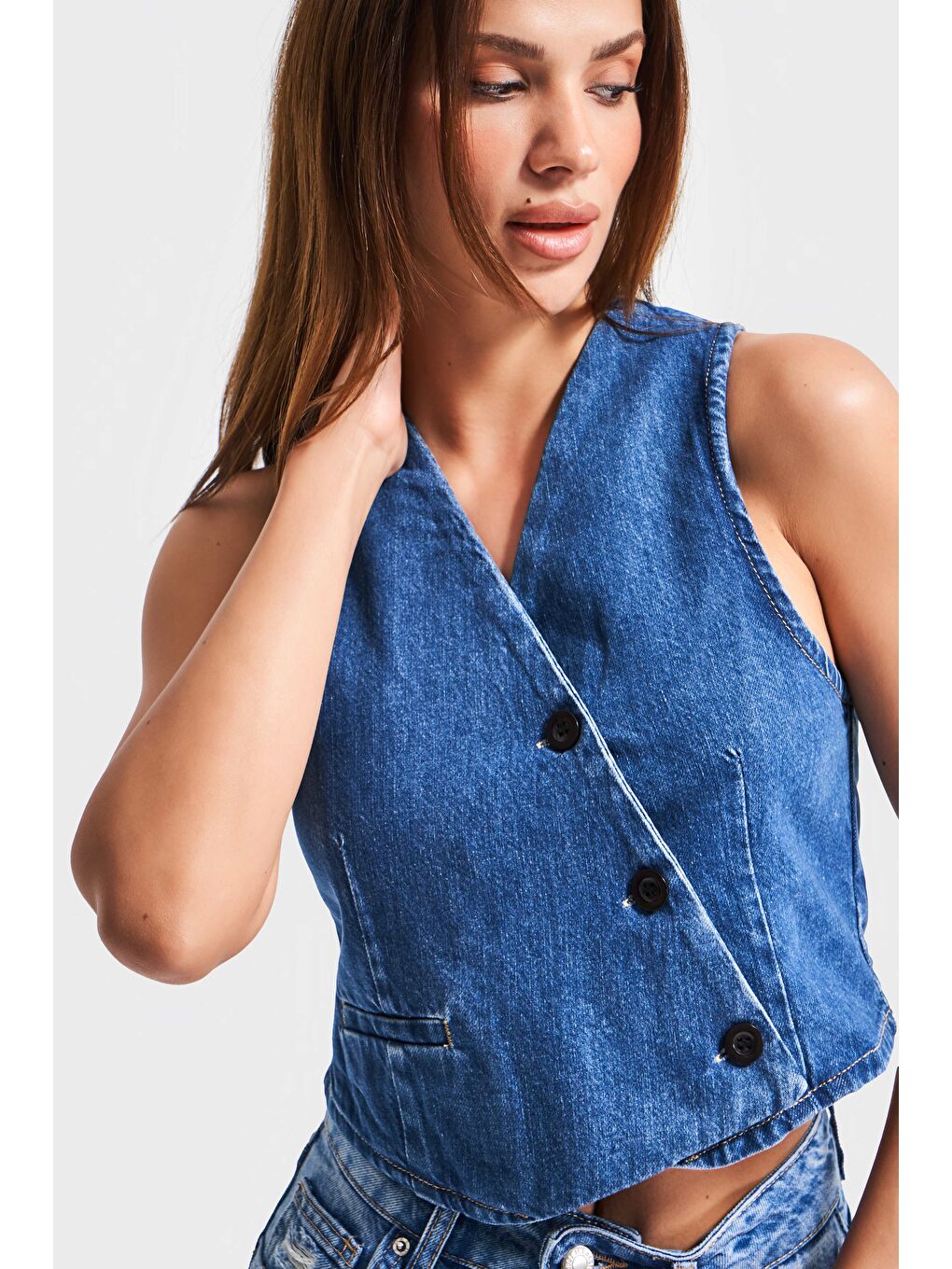 Kadın Mavi Renk 1s5-5 Asimetrik Kesim Önü Düğmeli Sıfır Kol Denim Yelek-1