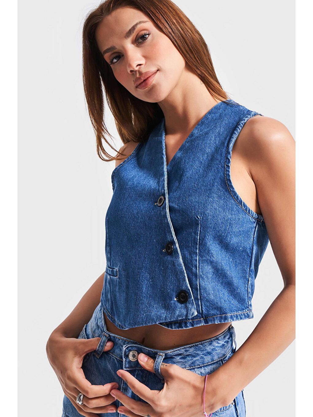 Kadın Mavi Renk 1s5-5 Asimetrik Kesim Önü Düğmeli Sıfır Kol Denim Yelek-3