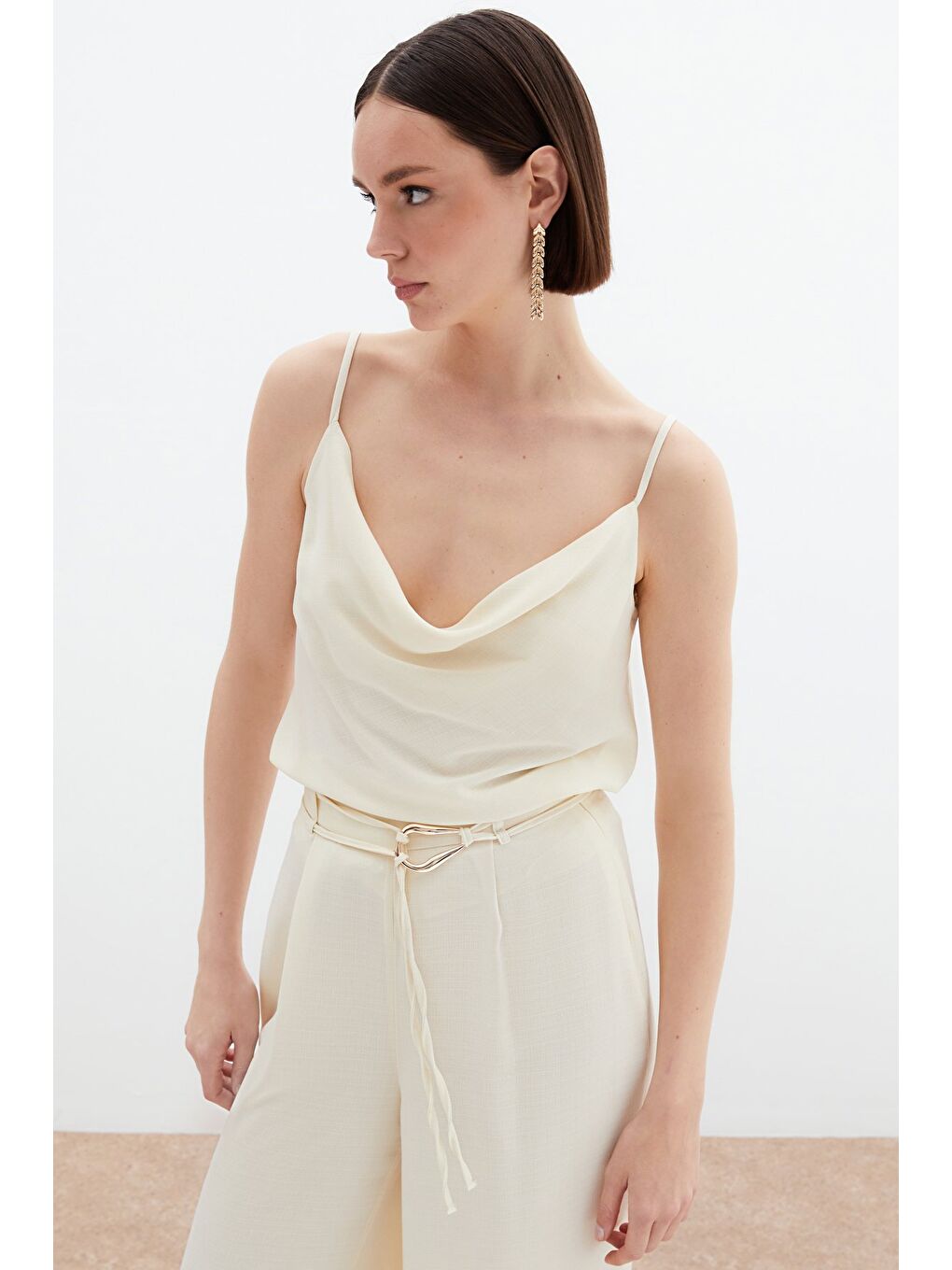 Ekru Degaje Yaka Dökümlü Bluz - Krem-1