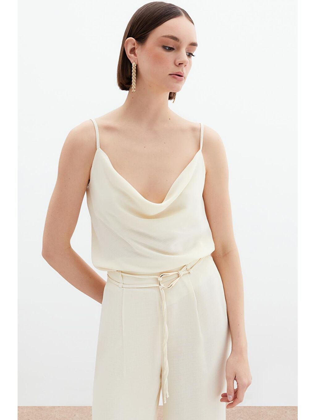 Ekru Degaje Yaka Dökümlü Bluz - Krem-2