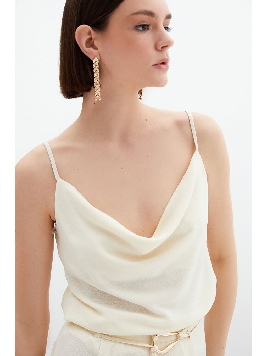 Ekru Degaje Yaka Dökümlü Bluz - Krem-3