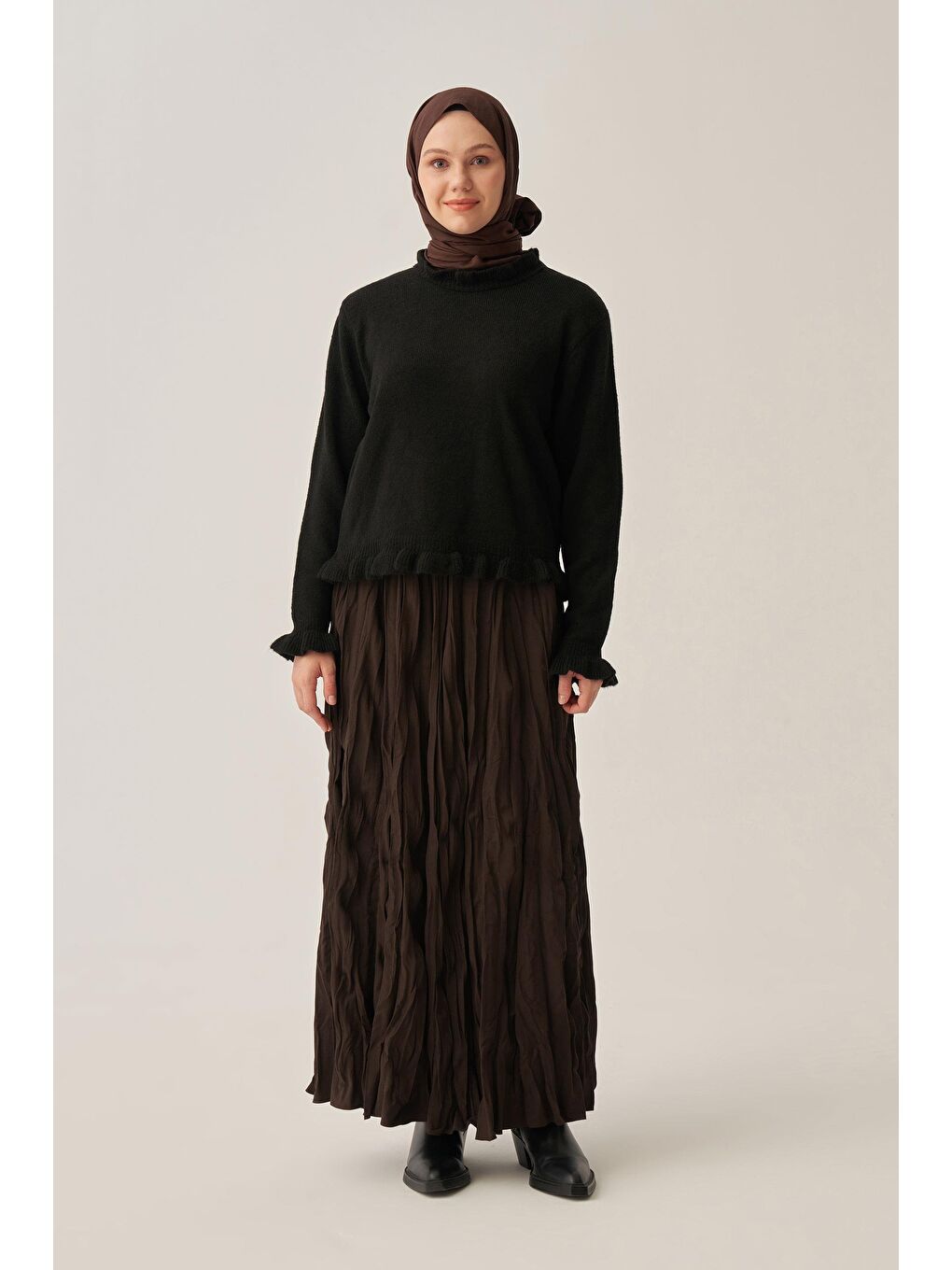 Siyah-Yakası Fırfırlı  Kısa Kazak-1