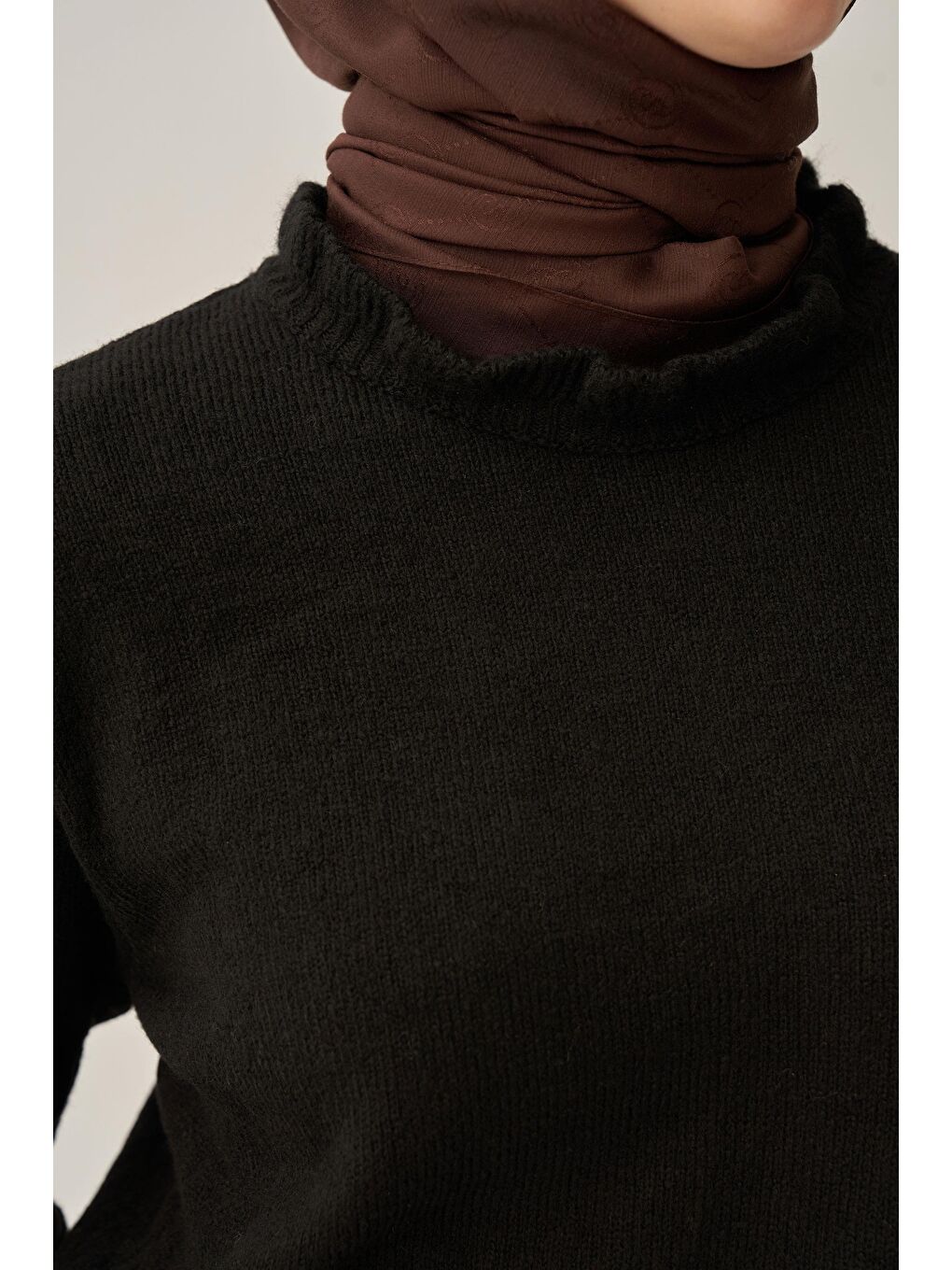 Siyah-Yakası Fırfırlı  Kısa Kazak-4