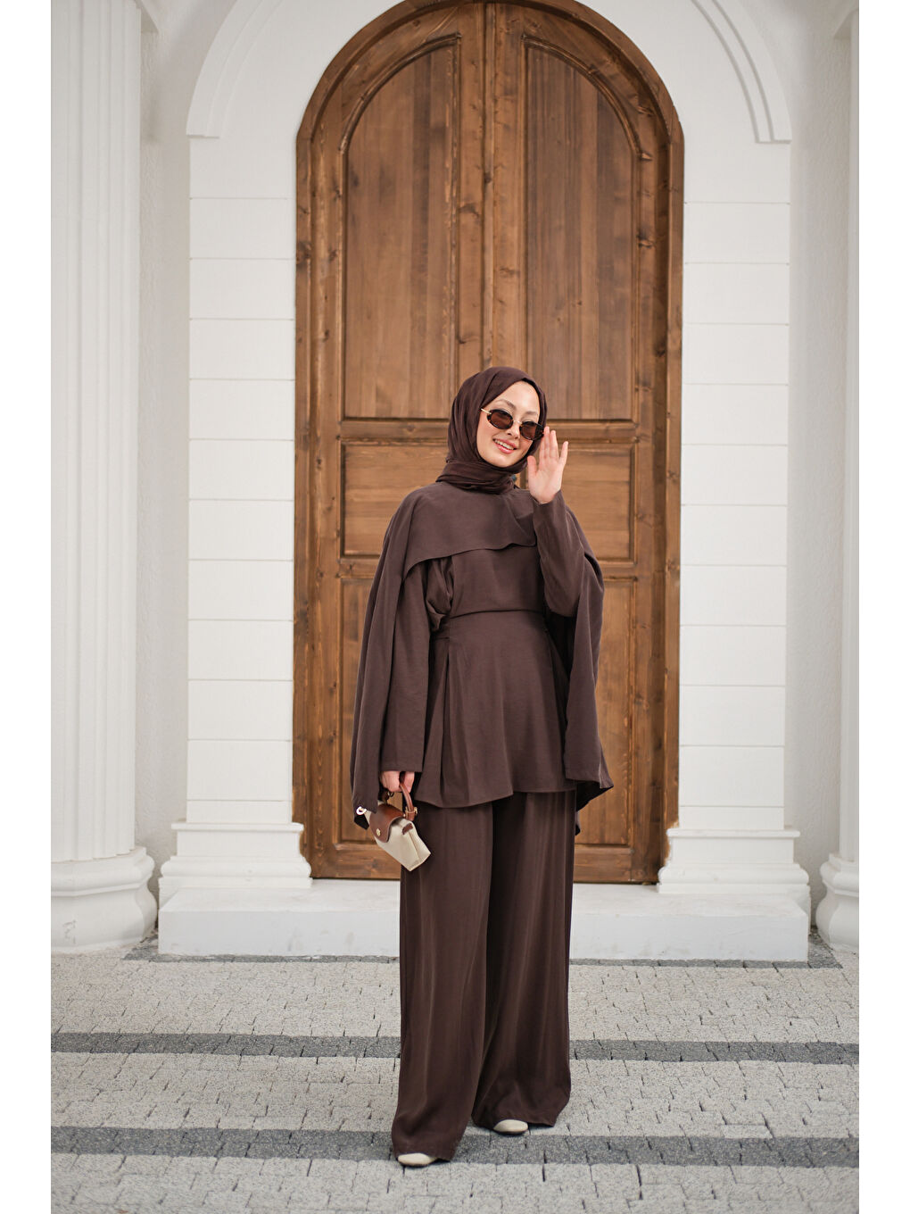 Kadın Beli Pileli Çıkarılabilir Pelerinli Takım Kahverengi-1