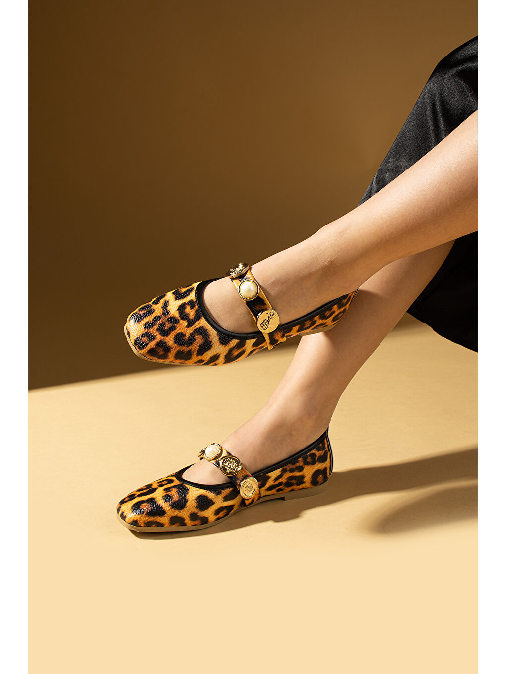 Kahverengi İnci Detaylı Tek Bantlı Rahat Taban Kadın Babet 81-160-25LeoparBaskı-1