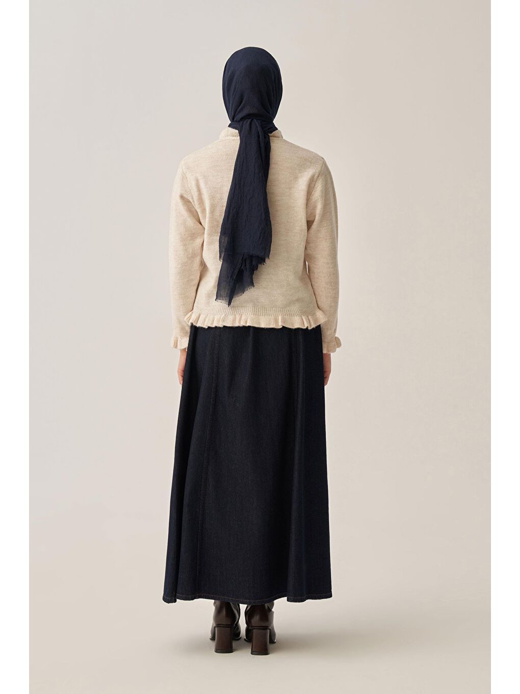 Bej Taş-Yakası Fırfırlı Kısa Kazak-2