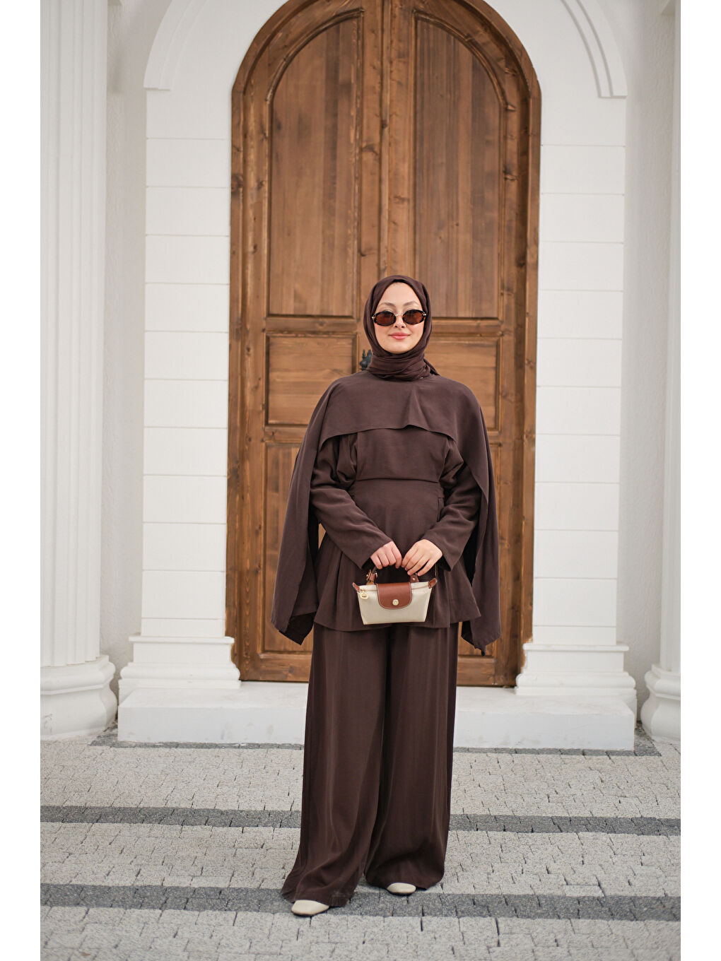 Kadın Beli Pileli Çıkarılabilir Pelerinli Takım Kahverengi-2