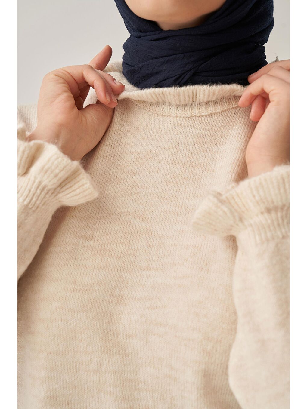 Bej Taş-Yakası Fırfırlı Kısa Kazak-3