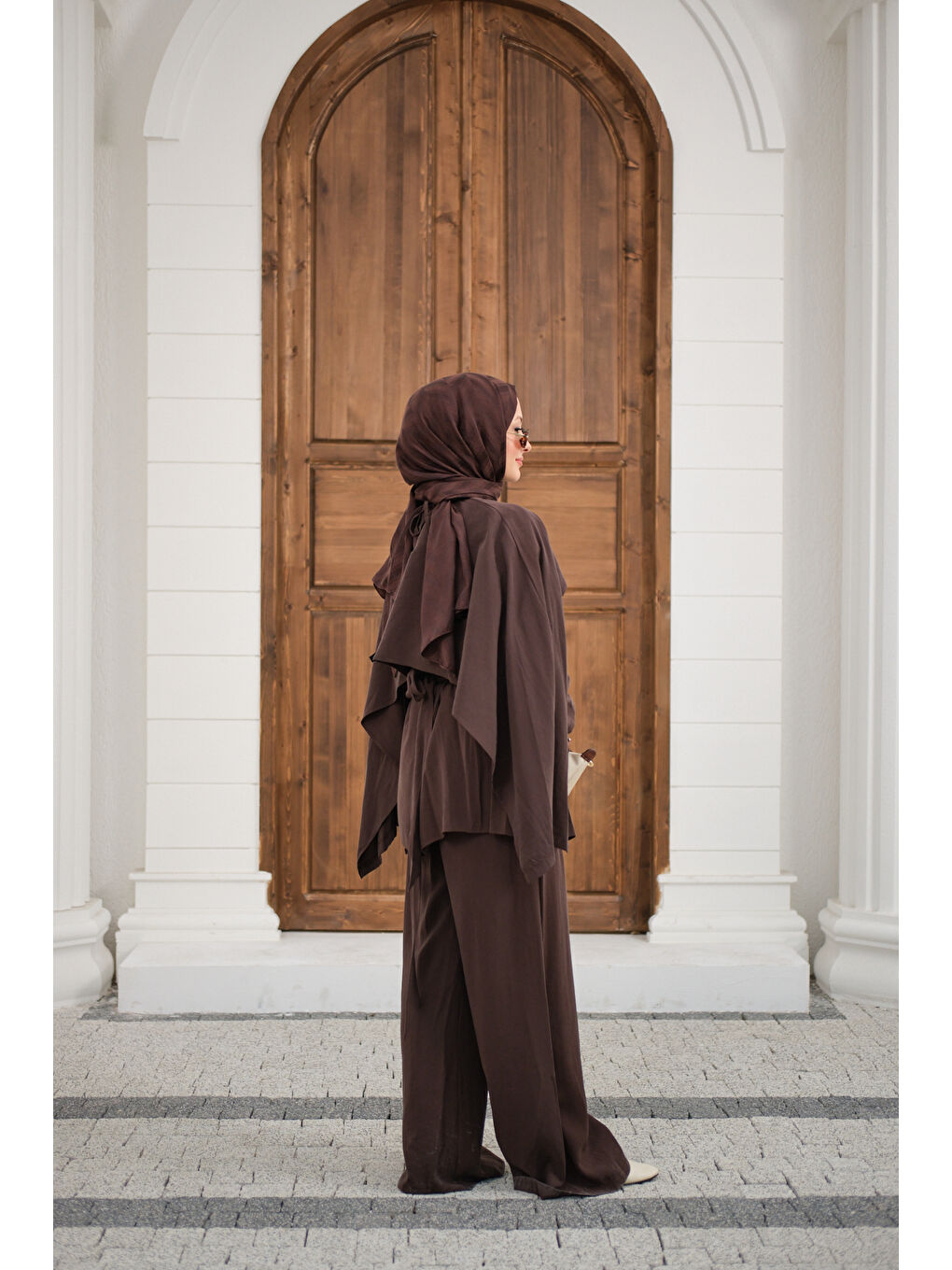 Kadın Beli Pileli Çıkarılabilir Pelerinli Takım Kahverengi-3