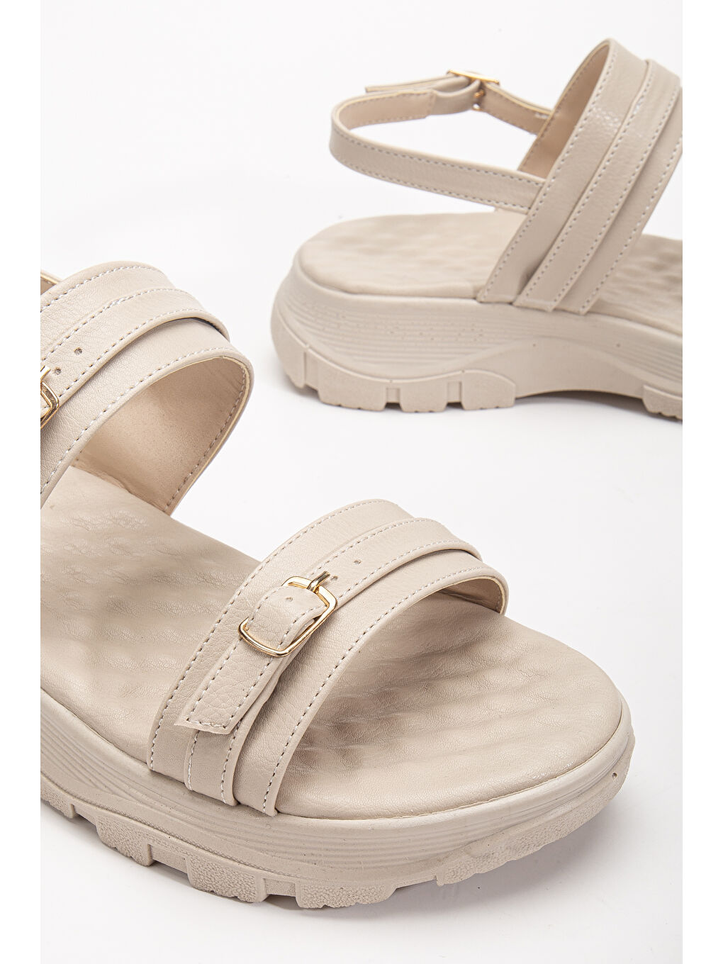 Kadın Bej Poli Taban Toka Detaylı Çift Bantlı Sandalet-3