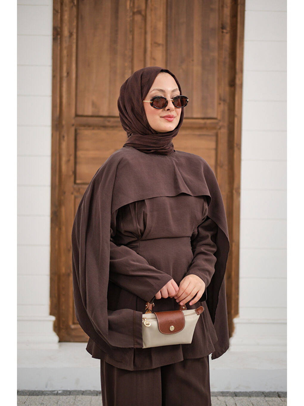 Kadın Beli Pileli Çıkarılabilir Pelerinli Takım Kahverengi-4