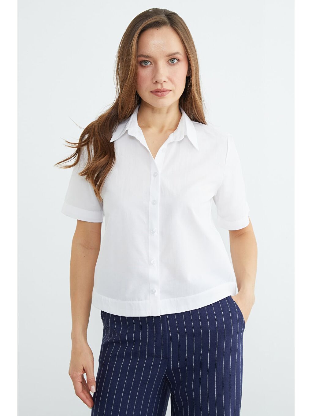 Beyaz Basic Kolu Ve Beli Manşetli Crop Gömlek-1