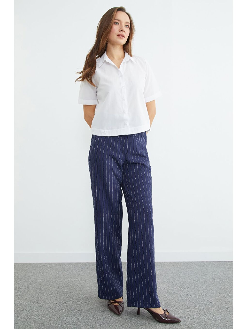 Beyaz Basic Kolu Ve Beli Manşetli Crop Gömlek-3