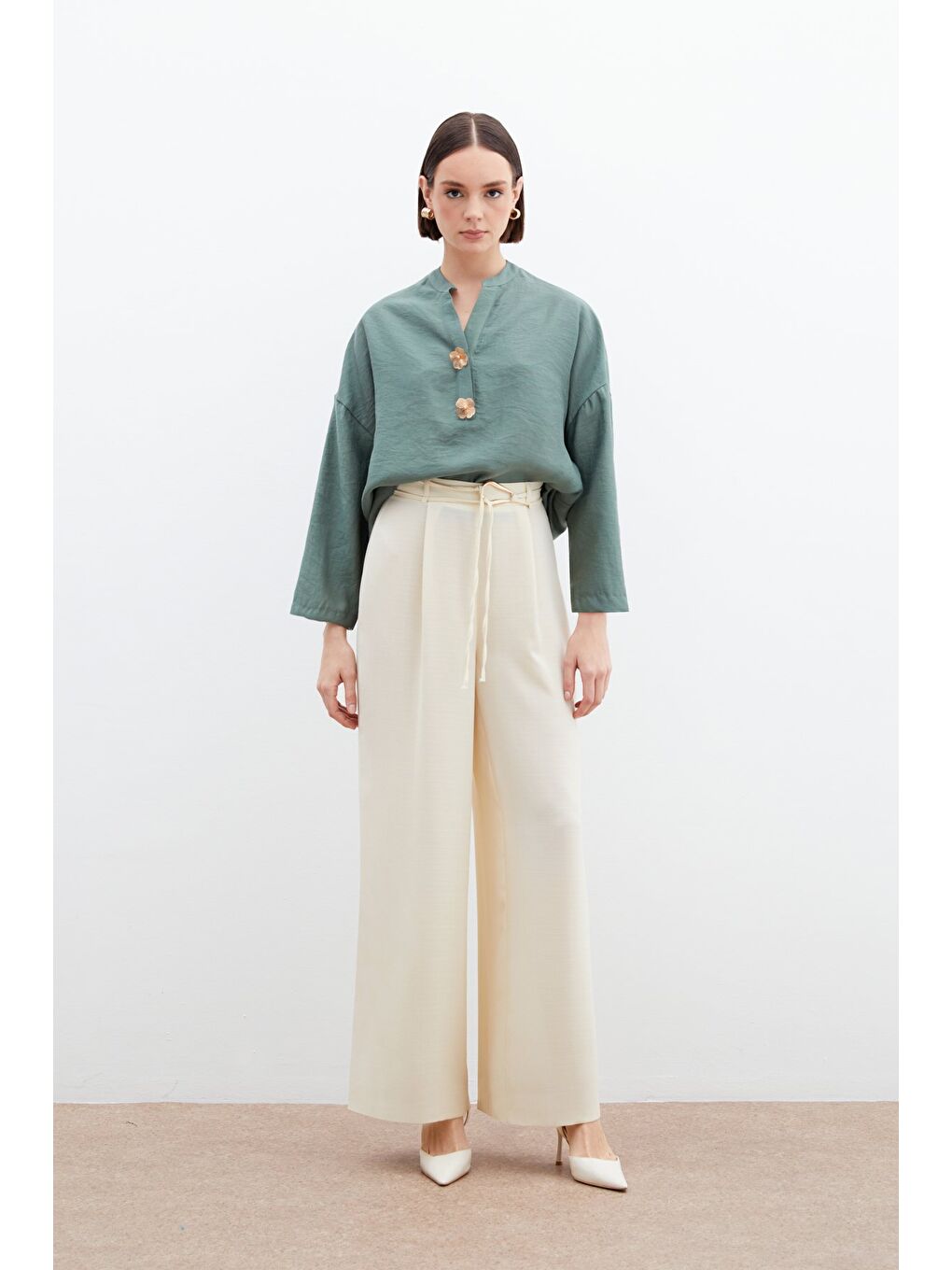 Çiçek Aksesuarlı Keten Bluz - Çağla Yeşili-1