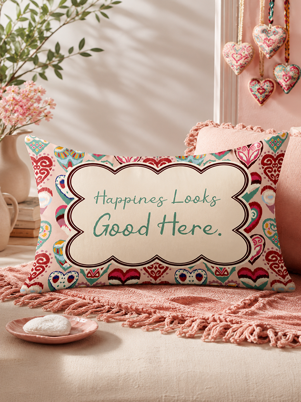 Pembe Amore5 "happiness Looks Good Here" Yazılı Renkli Kalp Desenli Modern Dekoratif Kırlent Kılıfı 40x60