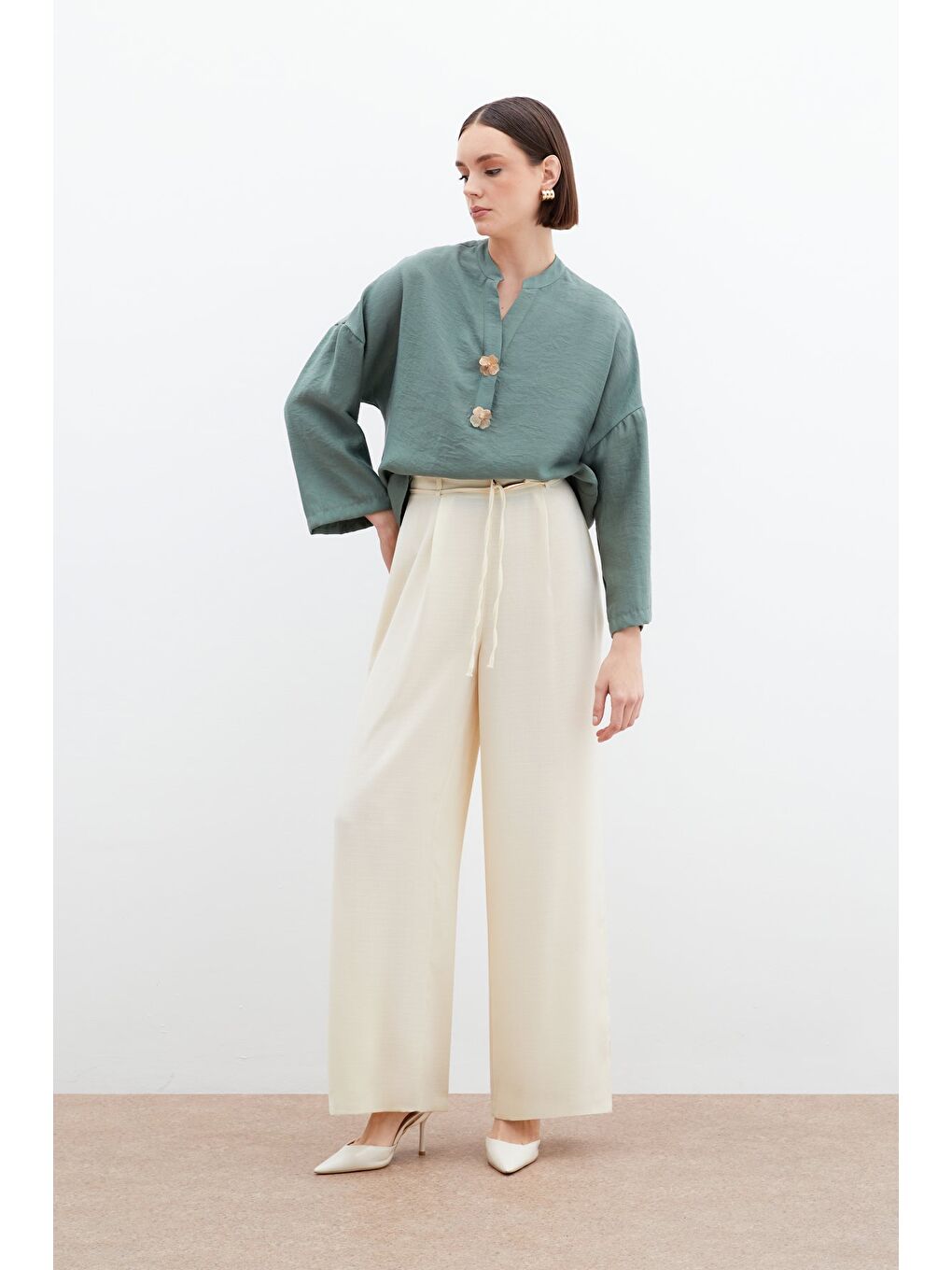 Çiçek Aksesuarlı Keten Bluz - Çağla Yeşili-2