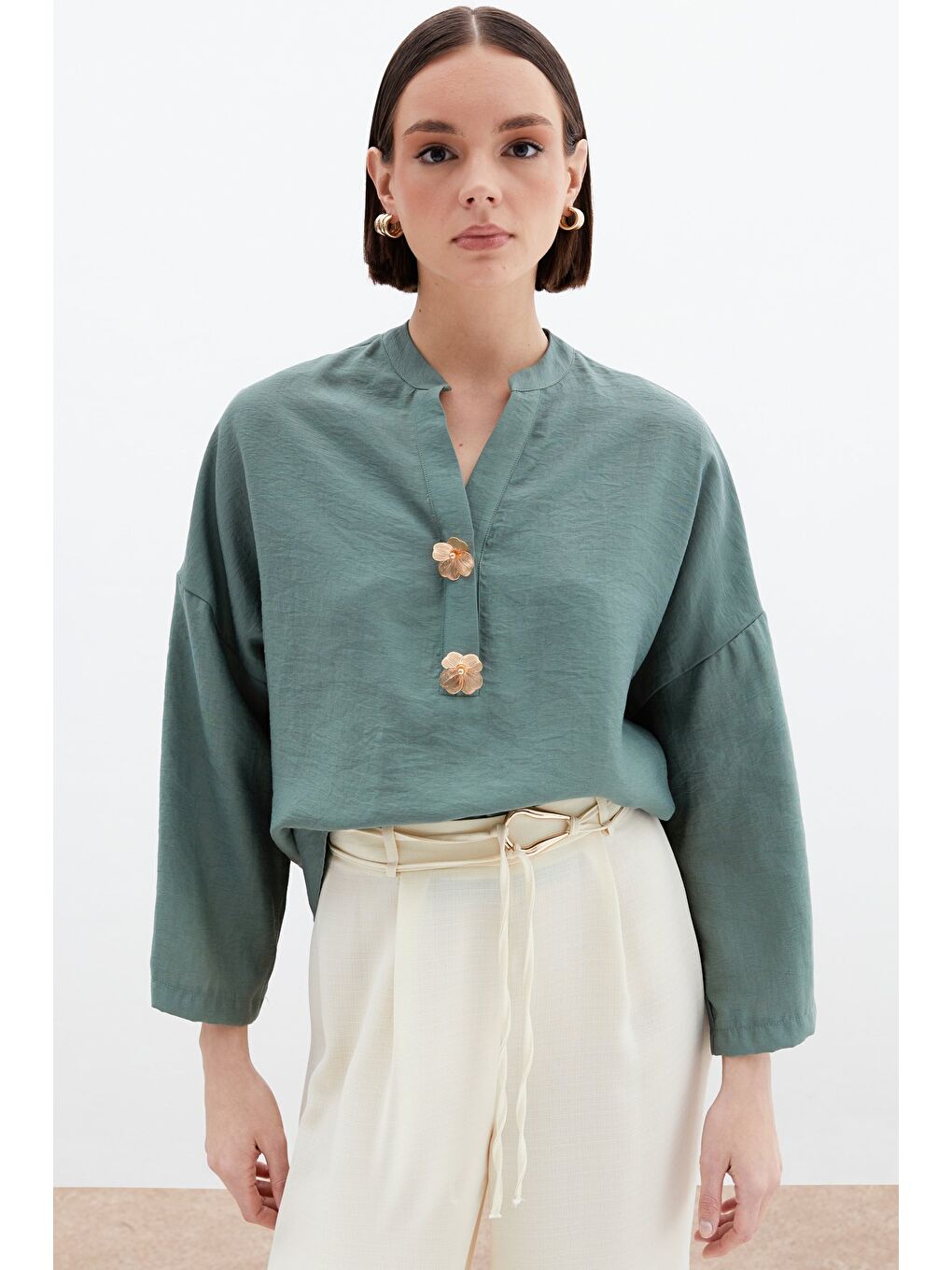 Çiçek Aksesuarlı Keten Bluz - Çağla Yeşili-3