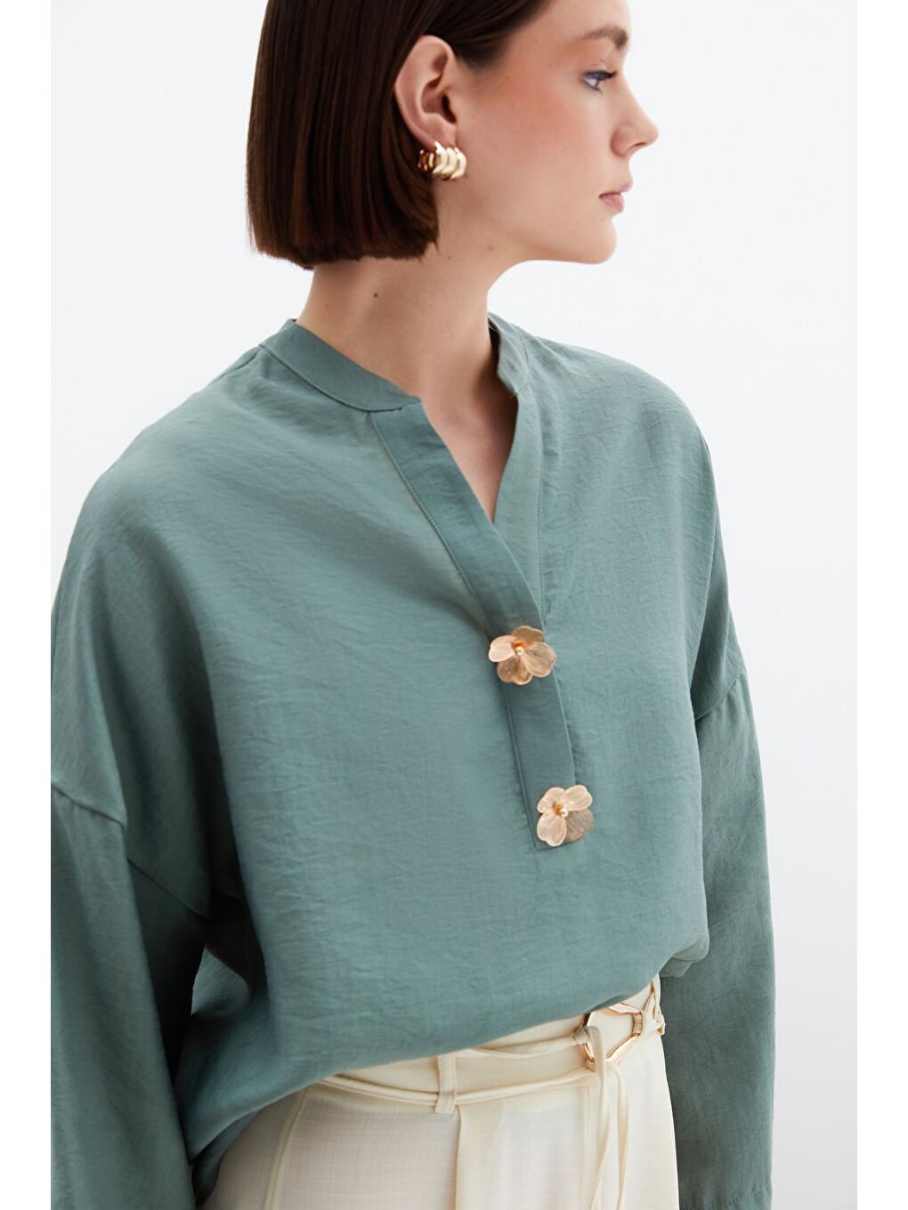 Çiçek Aksesuarlı Keten Bluz - Çağla Yeşili-4
