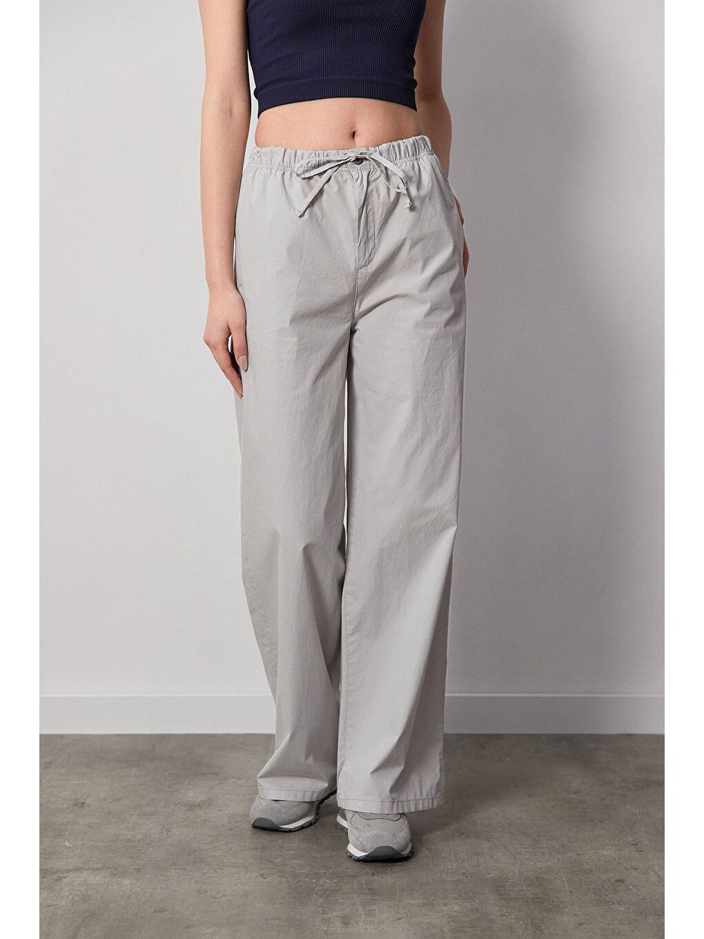Gri Beli Lastikli Paraşüt Kumaş Pantolon-1