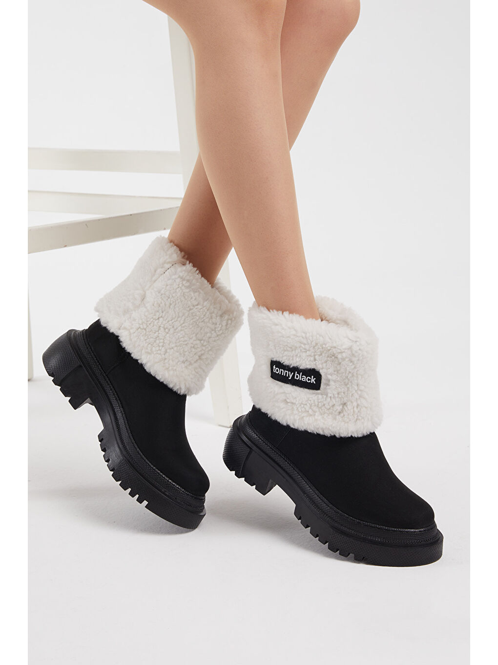 Kadın Siyah Beyaz Rahat Kalıp Kalın Taban Kürklü Bot-4