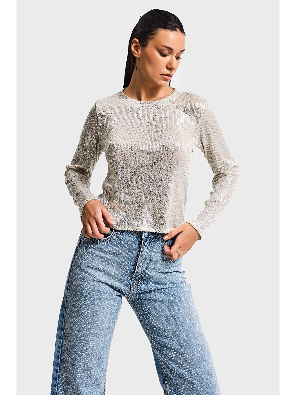 Gri Kadın Gümüş Renk Pul Payet Detaylı Düz Kesim Bluz-4