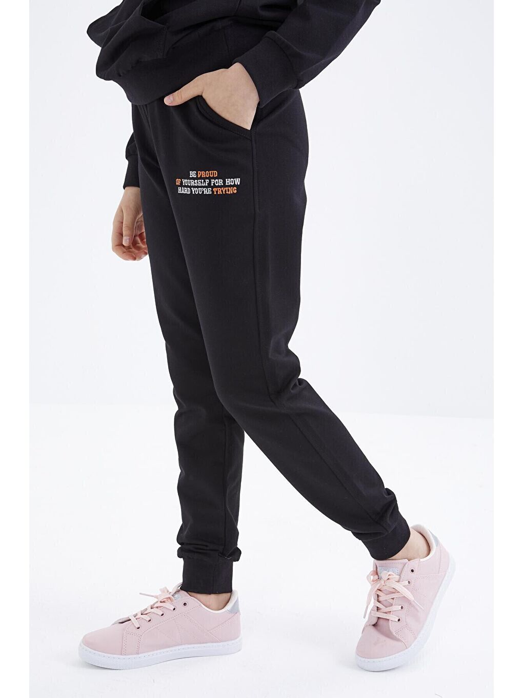 Siyah Yazı Nakışlı Kapüşonlu Basic Rahat Form Kız Çocuk Eşofman Takım - 75055-2