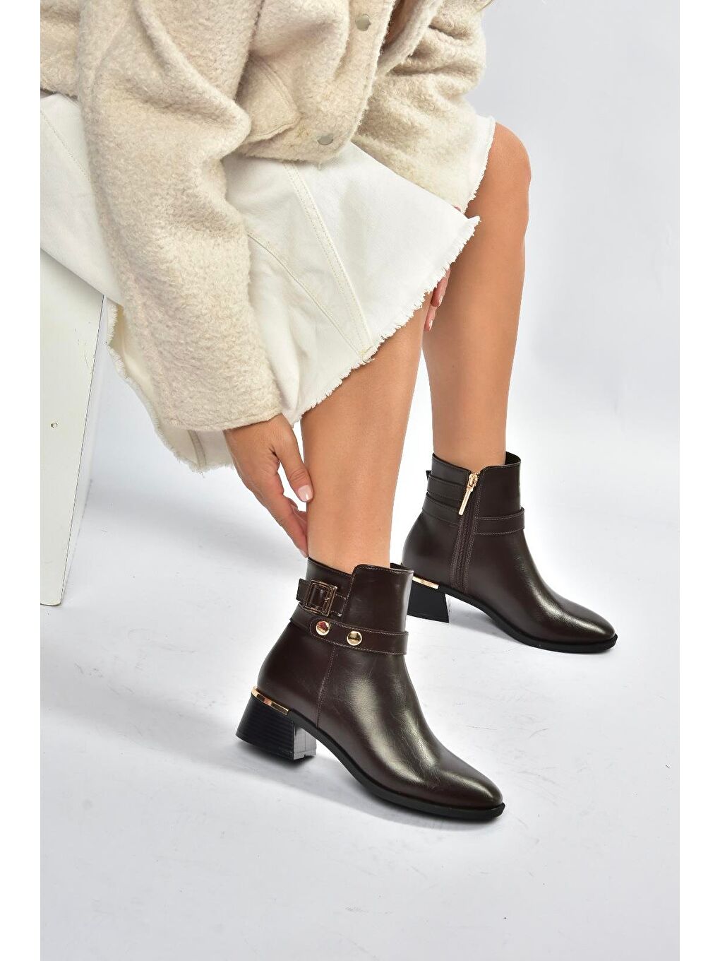 Kahverengi Kadın Bot V518978109-1