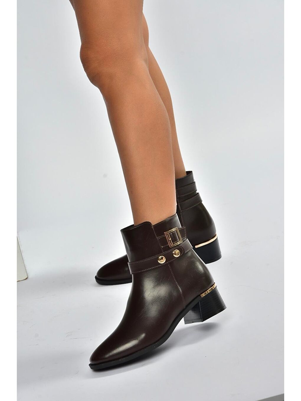 Kahverengi Kadın Bot V518978109-3