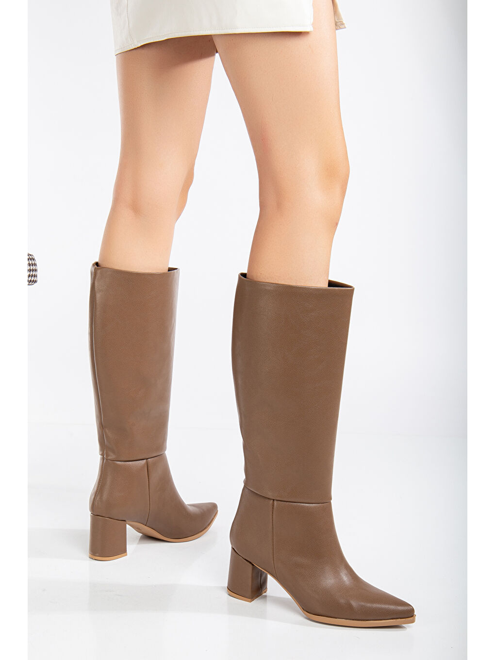 Kahverengi Kadın Vizon Cilt Termo Taban Sivri Burunlu Kalın Topuklu Çizme-1