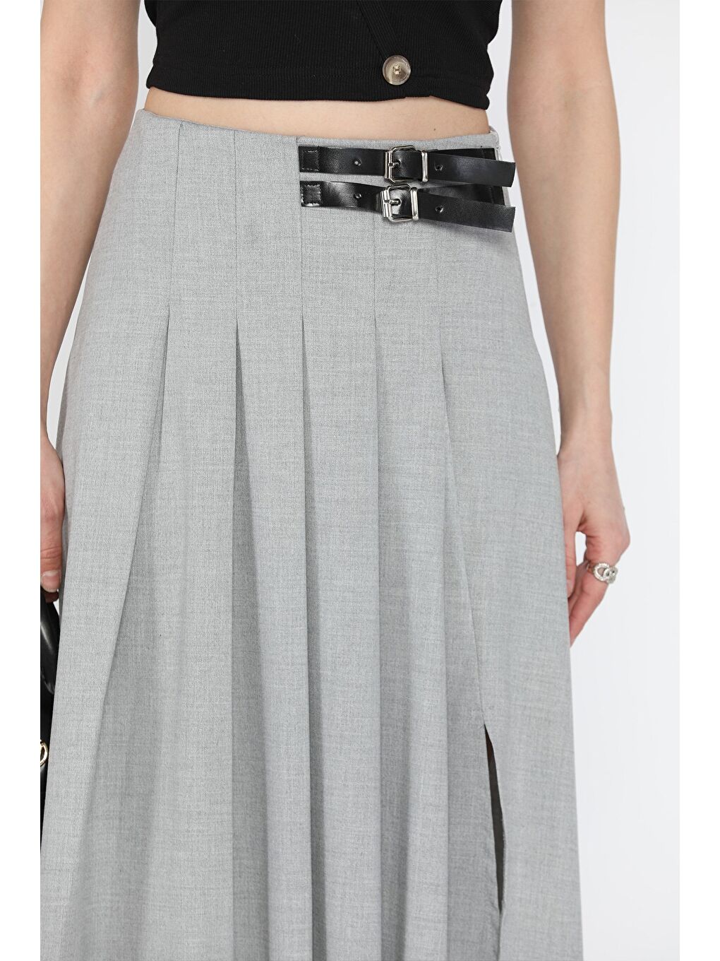 Gri Kadın Bel Kemer Tokalı Pileli Yırtmaç Detaylı Etek-3