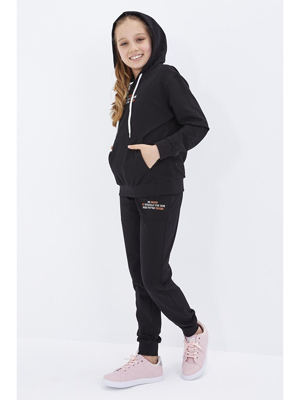 Siyah Yazı Nakışlı Kapüşonlu Basic Rahat Form Kız Çocuk Eşofman Takım - 75055-4