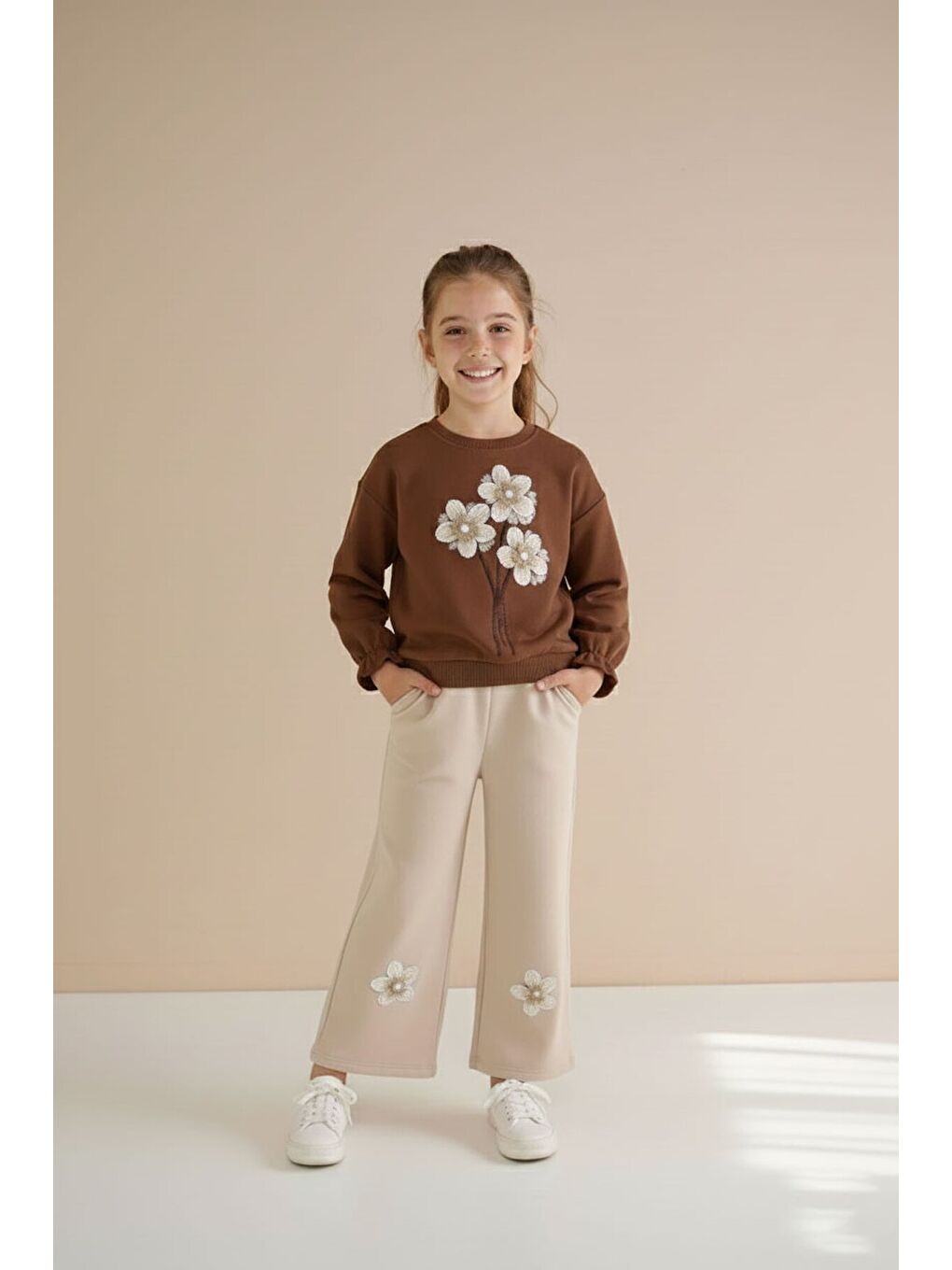 Kahverengi Çiçek Nakış Detaylı Badili Jean Pantolonlu Kız Çocuk 2li Takım 23512-2