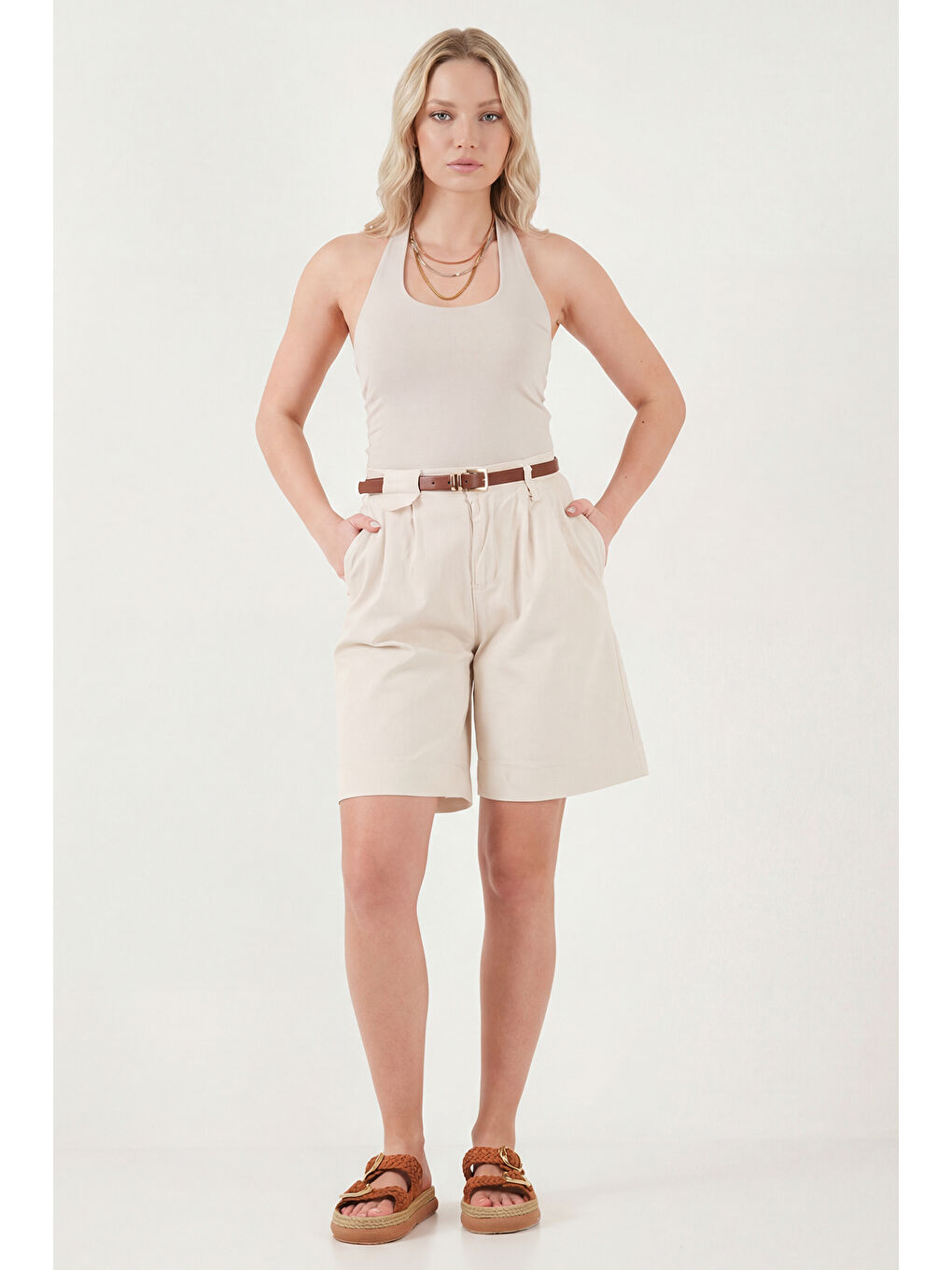 Bej Pamuklu Loose Fit Pileli Kemerli Bermuda Şort 668YP5439-1