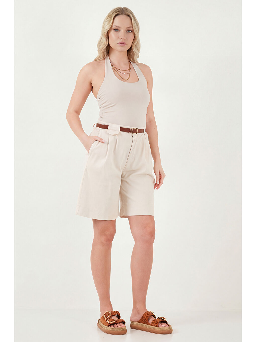 Bej Pamuklu Loose Fit Pileli Kemerli Bermuda Şort 668YP5439-2